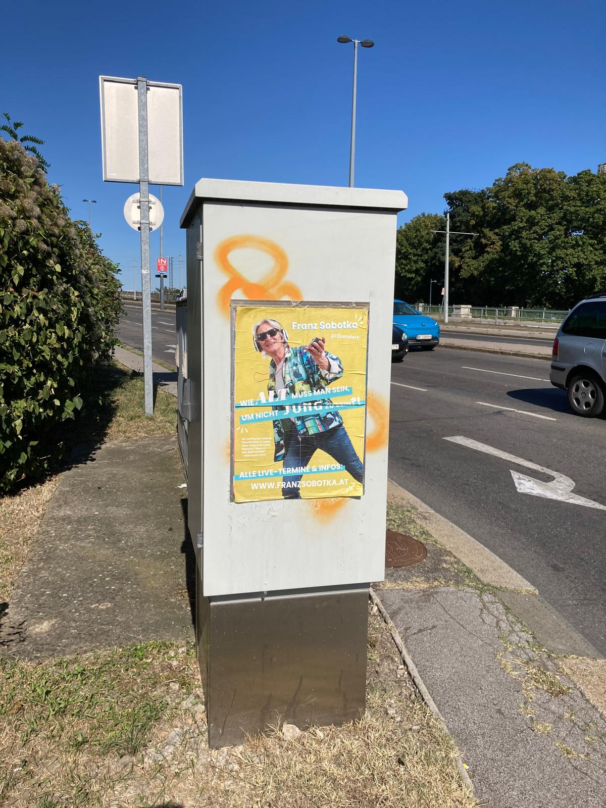 Werbeplakat für das Programm an einer Straßenecke in Wien