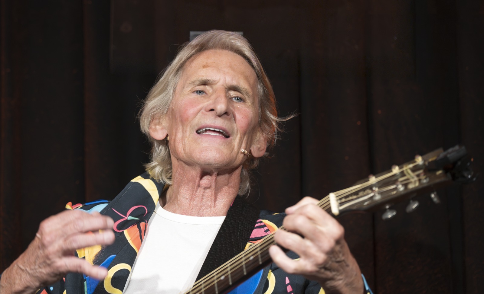 Franz Sobotka auf der Bühne mit Gitarre während der Premiere