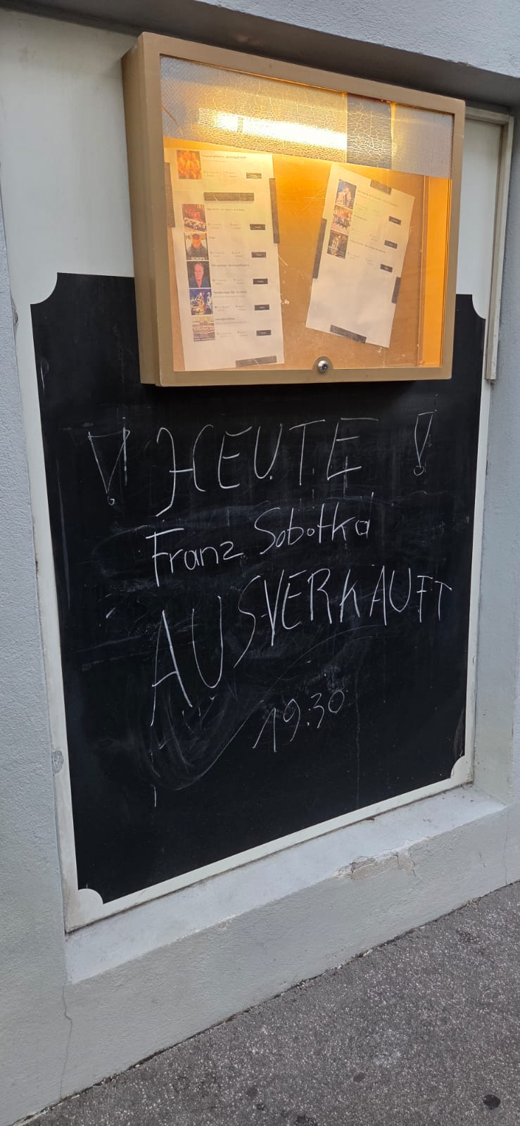 Ausverkauft-Hinweis am Tschocherl vor dem Premierenabend