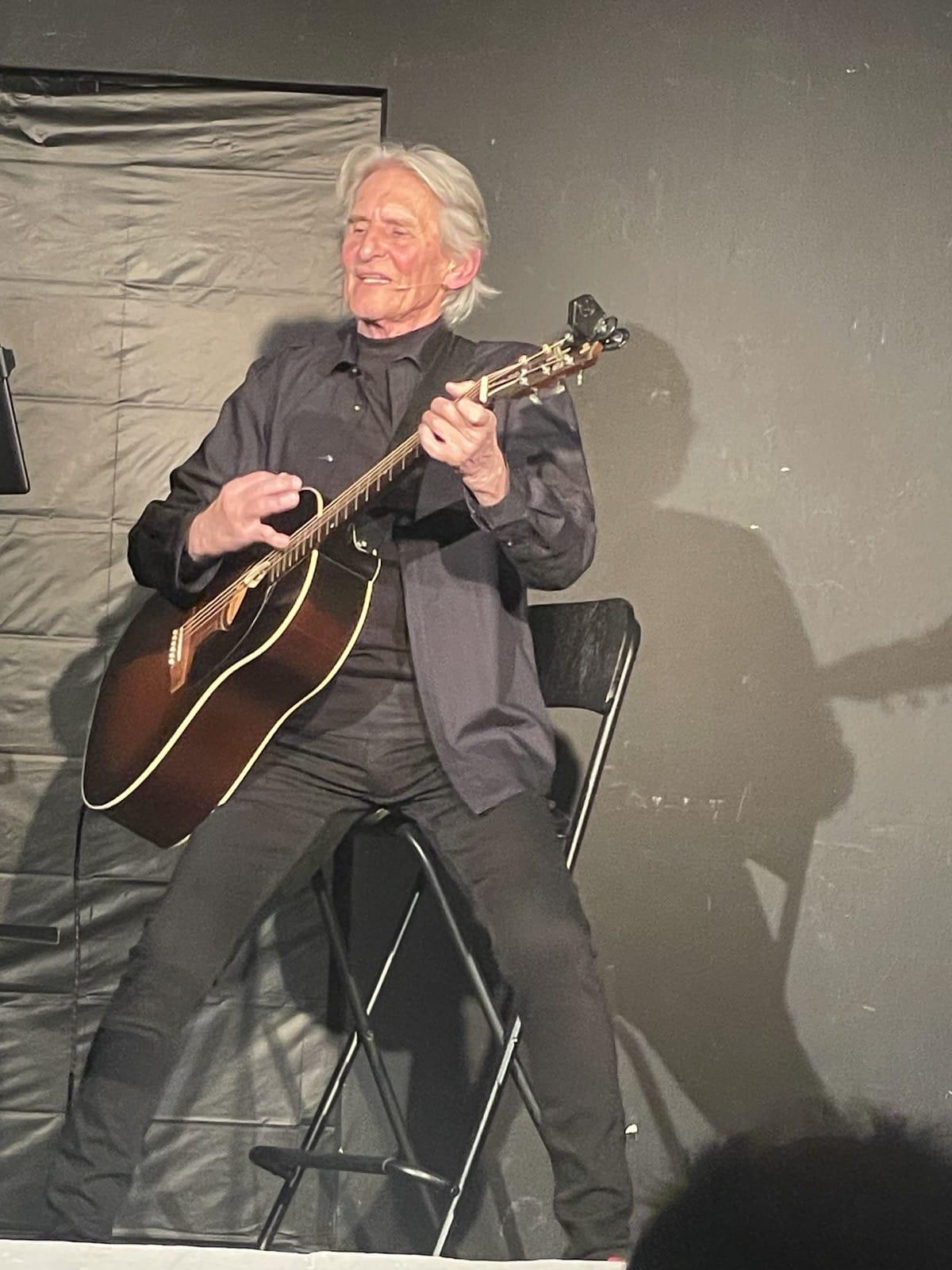 Franz Sobotka beim Gitarrenspiel auf der Bühne