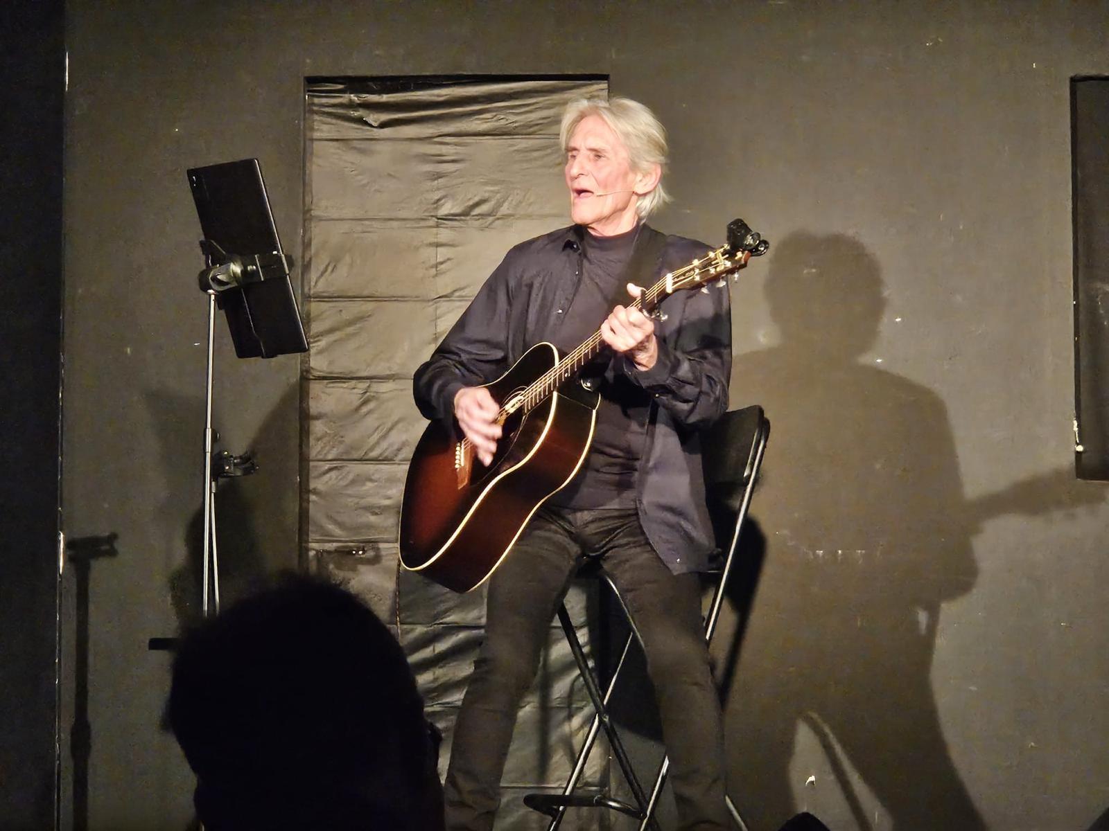 Franz Sobotka auf der Bühne mit Gitarre beim PVÖ Kabarettabend